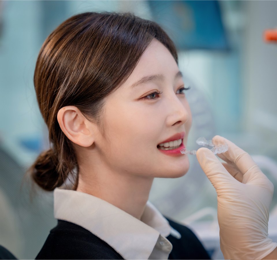 투명교정 장치를 착용해 보는 모습