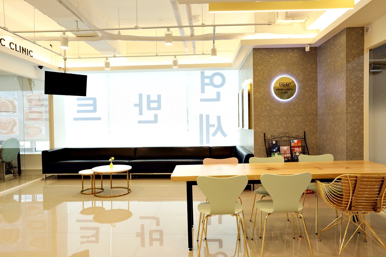 연세반트교정치과의 라운지 모습입니다.