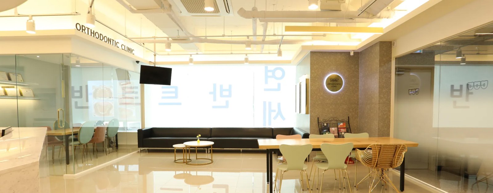 연세반트교정치과의 대기 라운지 모습입니다.