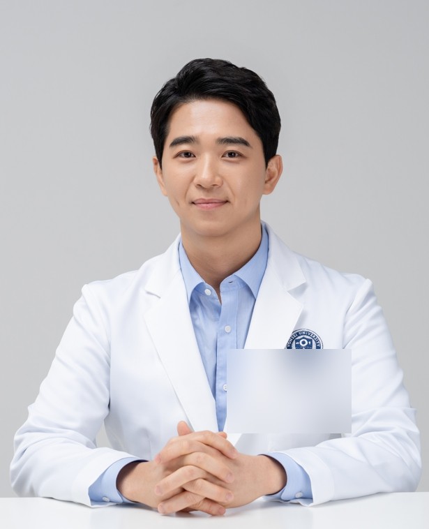 진료실에서 마스크 없이 정면을 바라보는 대표원장