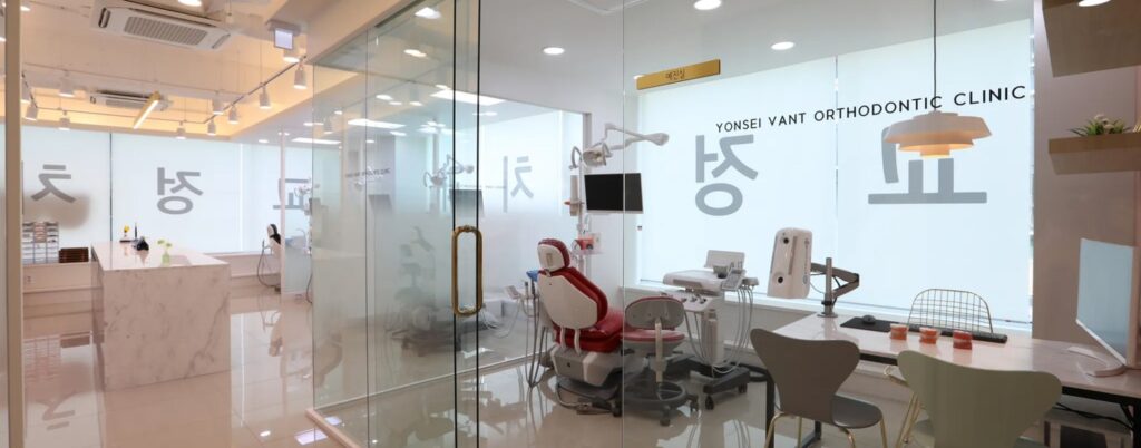 예진실에 놓인 진료 체어와 검사용 모니터