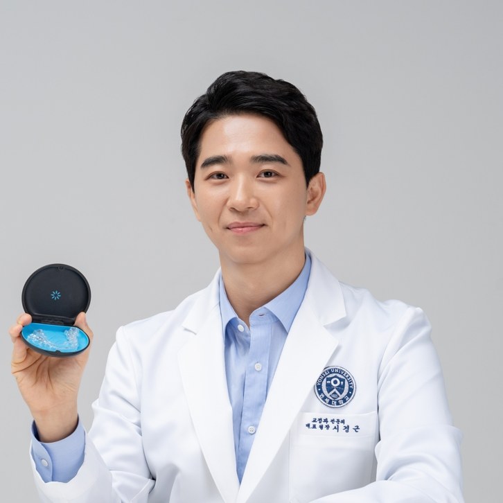 대표원장이 투명교정 케이스를 든 모습입니다.